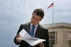 Foto: Iigo Urkullu revisa unos documentos en su visita a Washington