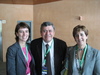 Foto: Estibaliz Hernaez y Arantza Tapia con Eduardo Mestre 