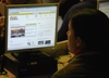 Foto: Un participante del acto trabajando con la nueva pgina web www.eaj-pnv.eu